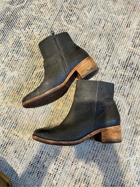 Kork Ease Leather Ankle Boots in Grey